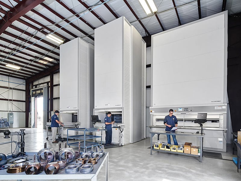 Vertical-Lifts-and-Carousels-in-Warehouse